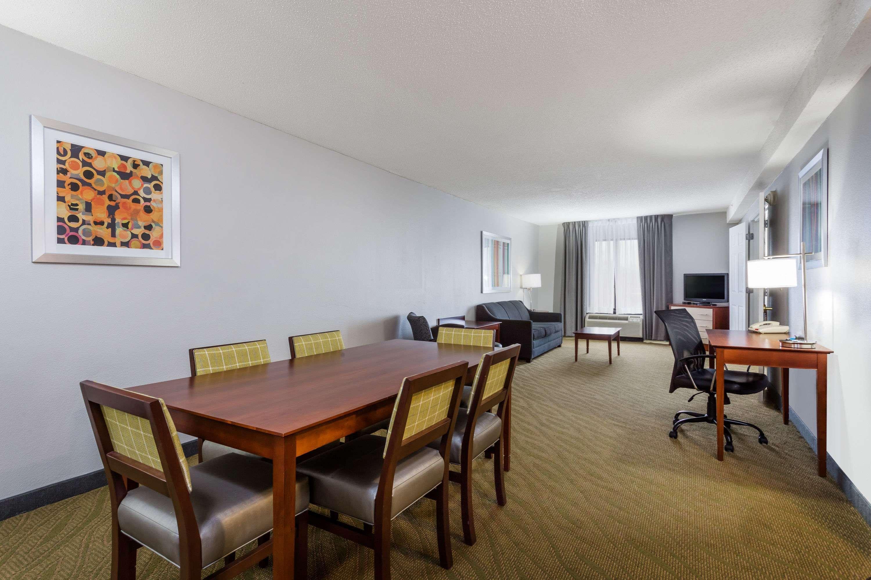 Wingate By Wyndham Chesapeake Hotel Exterior photo