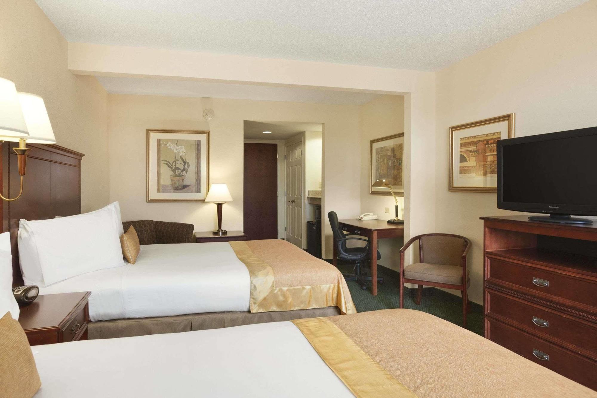 Wingate By Wyndham Chesapeake Hotel Exterior photo