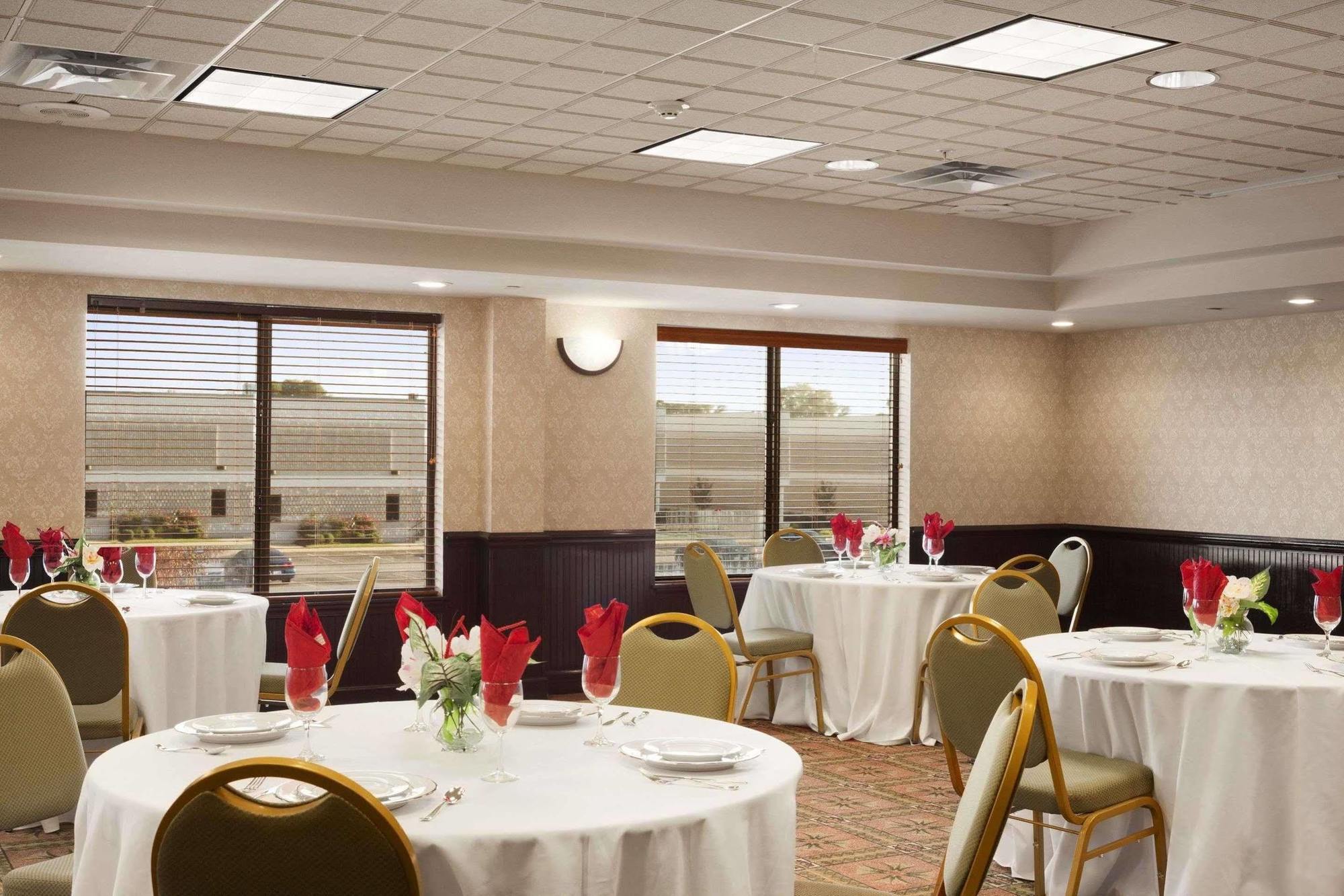 Wingate By Wyndham Chesapeake Hotel Exterior photo